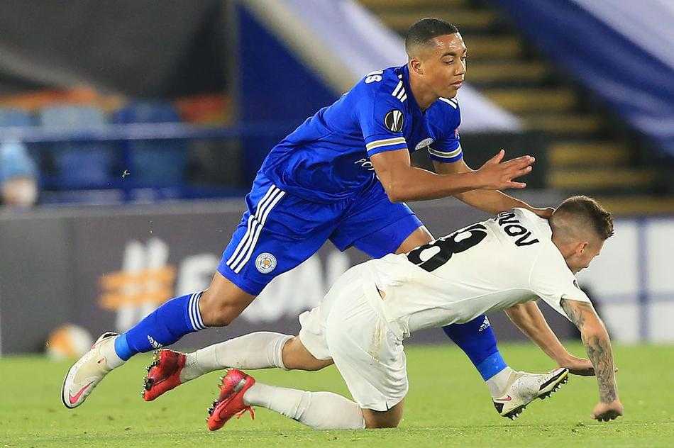 麦迪逊在混战中一脚捅射破门，皮球应声入网，身后的队友们正准备张开双臂欢呼，看台上的球迷们瞬间陷入疯狂，所有目光都聚焦在这位蓝狐10号的身上。