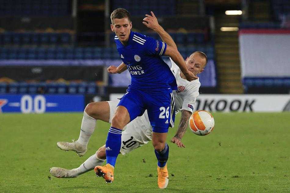 伊希纳乔冷静低射破门后，伸出食指指向天空，仿佛在诉说着内心的故事。他身后的福法纳和队友们飞奔而来，脸上写满了对这位锋线搭档的敬佩与喜悦。