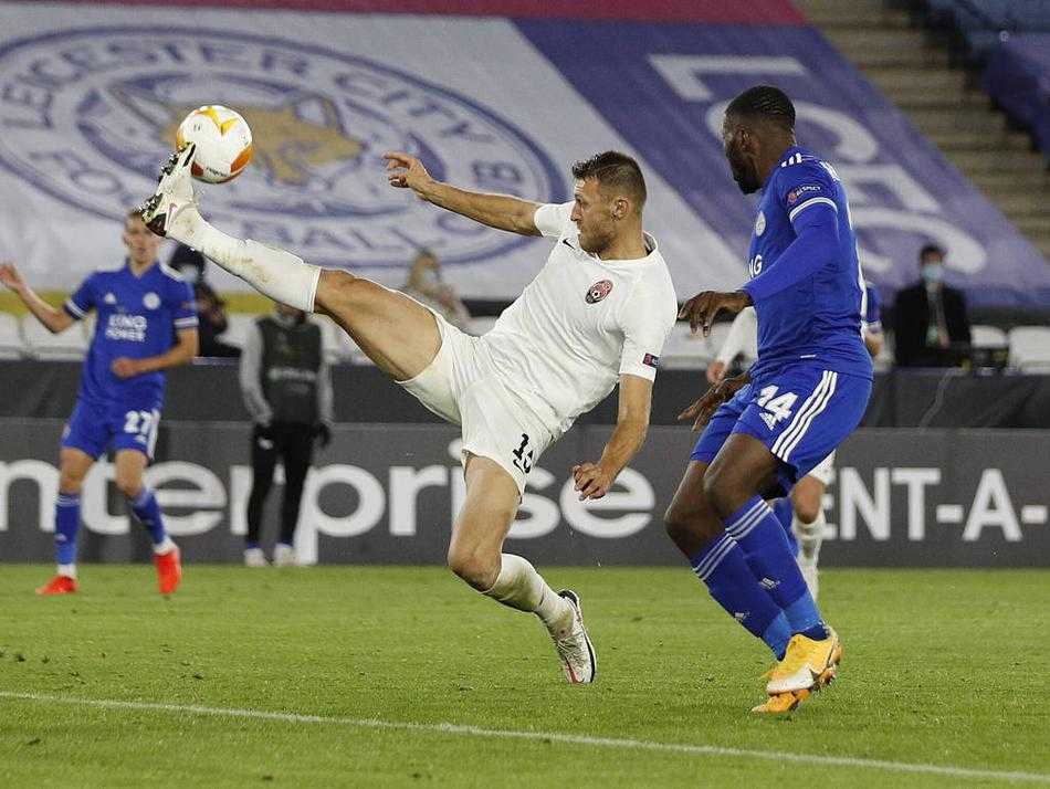 进球后的麦迪逊被队友们团团围住，伊希纳乔、巴恩斯等人都凑过来拍打着他的肩膀，大家紧紧相拥，蓝色的球衣在灯光下汇聚成一团胜利的火焰。