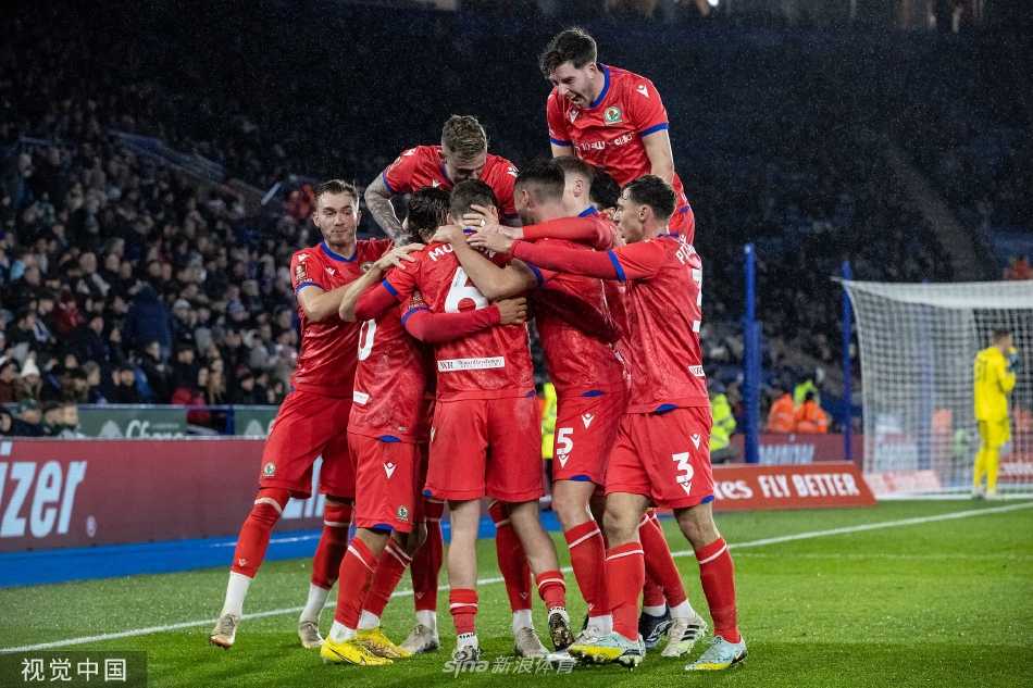 布莱克本球员萨米·斯莫迪奇突破莱斯特城防线后冷静推射破门瞬间