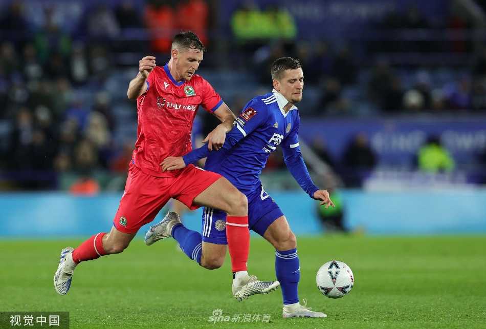 比赛结束后布莱克本全队聚集在球场中央相互拥抱庆祝历史性晋级