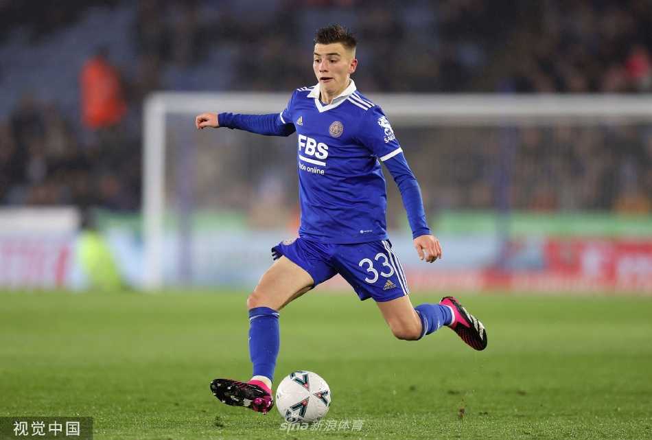 莱斯特城后卫阿马泰失误后神情沮丧，背景中布莱克本球员正在庆祝进球