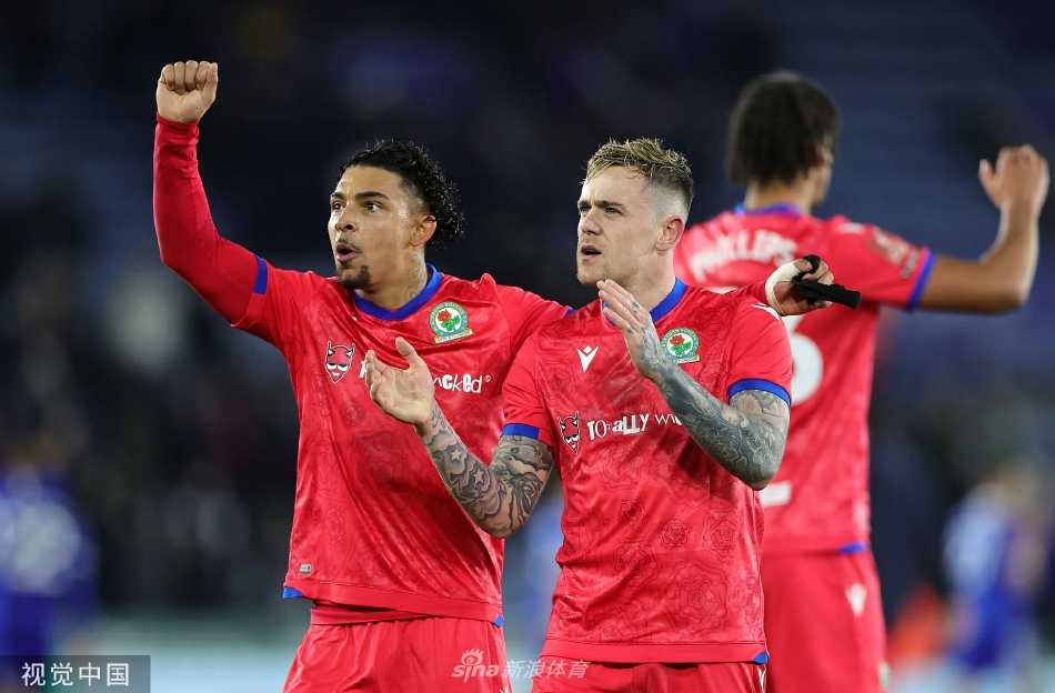 莱斯特城前锋伊希纳乔破门后挥拳怒吼，试图激励队友发起反攻