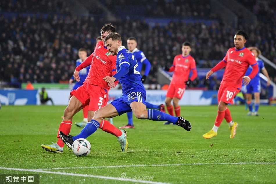 莱斯特城主教练罗杰斯在场边面色凝重地注视着比赛，显得忧心忡忡