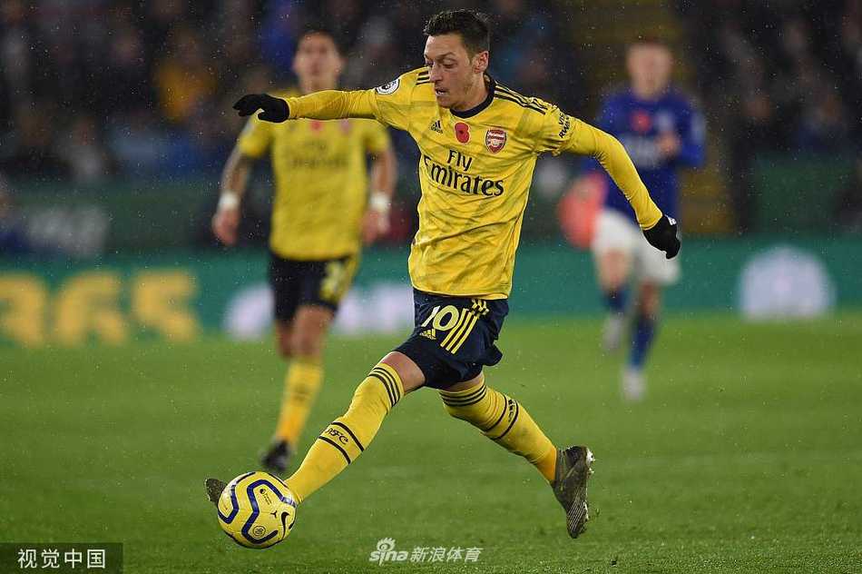 瓦尔迪在破门后激情滑跪，他张开双臂，脸上洋溢着标志性的庆祝笑容，身后是王权球场闪耀的灯光和狂热的球迷看台。