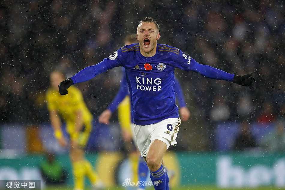 麦迪逊打入精彩进球后，与队友瓦尔迪紧紧相拥，瓦尔迪伸手指向麦迪逊，仿佛在告诉全场，这次精彩的传射配合是他们送给对手的致命套餐。