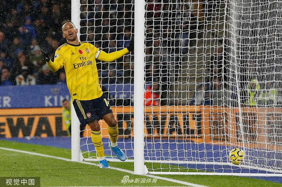 奥巴梅扬在进球后还未及庆祝，便看到了边裁举起的越位旗，喜悦的神情瞬间凝固，眼神中充满了不解与遗憾。