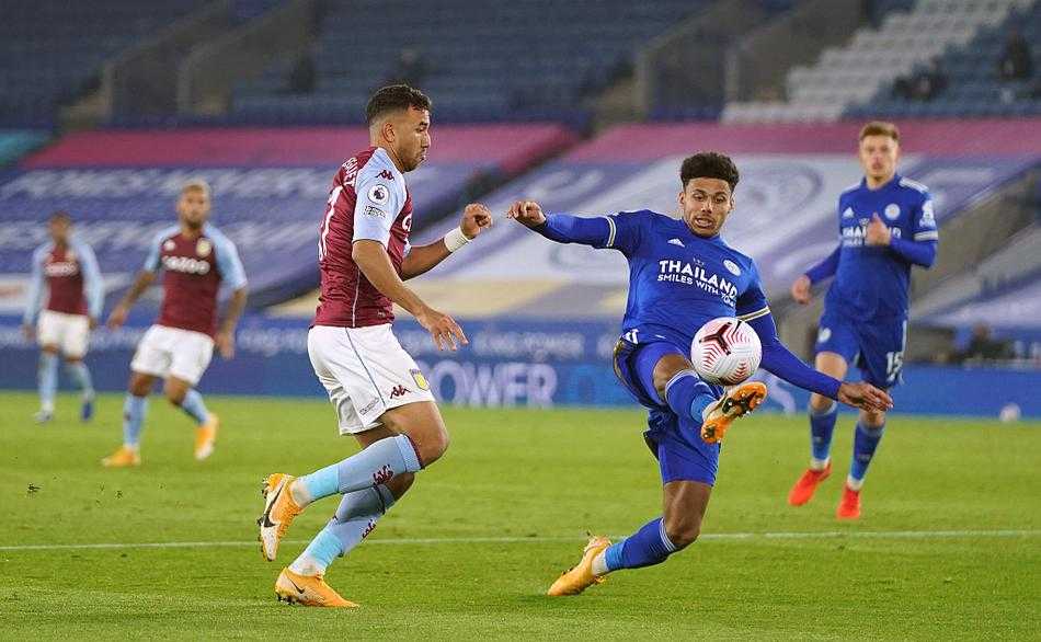 进球功臣罗斯·巴克利张开双臂激情滑跪，在他身后，队长杰克·格雷利什手指看台飞奔而来，两人脸上写满了难以置信与狂喜。