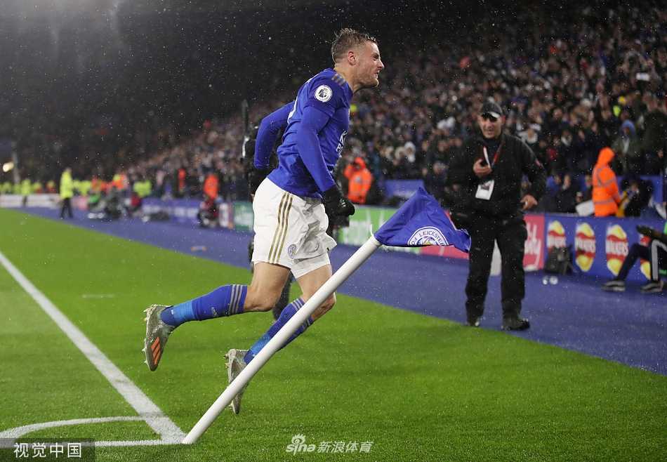 随着球队两球落后，埃梅里脸上的焦急已被无奈取代，他双手插兜，眼神空洞地注视着远方，似乎已无法掌控这支迷失的球队。