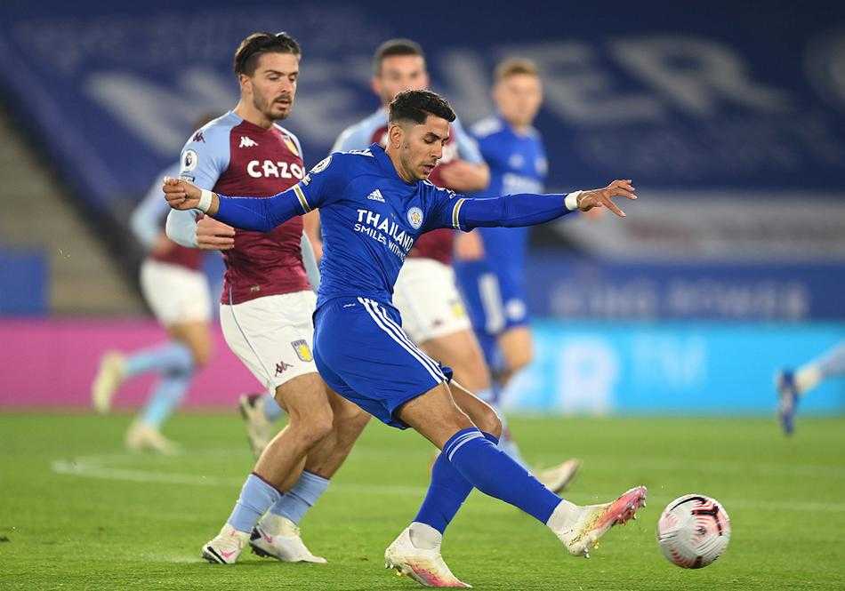 客队远征的死忠看台在进球瞬间沸腾，无数蓝色围巾在空荡球场的看台上挥舞，仿佛要将绝杀的喜悦传递给场上的英雄们。