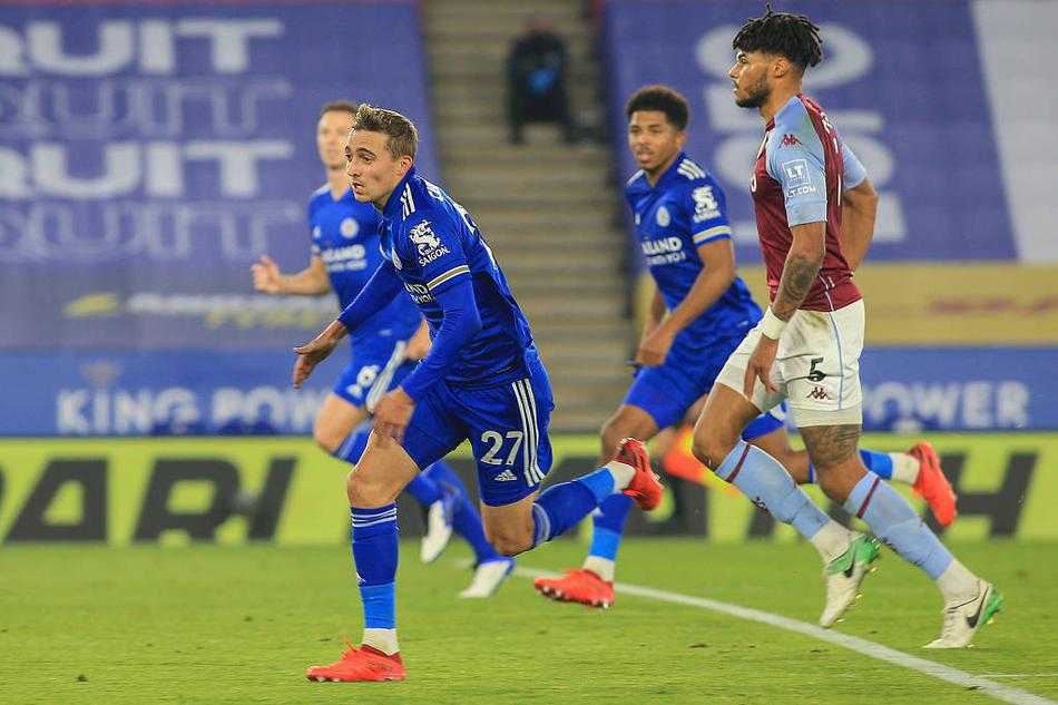 赛后，完成绝杀的英雄巴克利被队友团团围住，麦金、明斯等人脸上洋溢着胜利的喜悦，这是属于整个维拉团队的荣耀时刻。