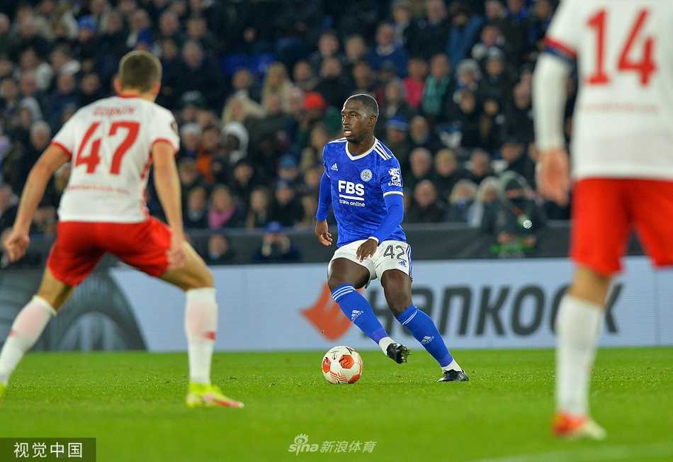 摩西在莱斯特城禁区内高高跃起，以一记强有力的头槌攻破了小舒梅切尔的十指关，进球后的他握拳怒吼，脸上写满了在老东家主场证明自己的畅快。