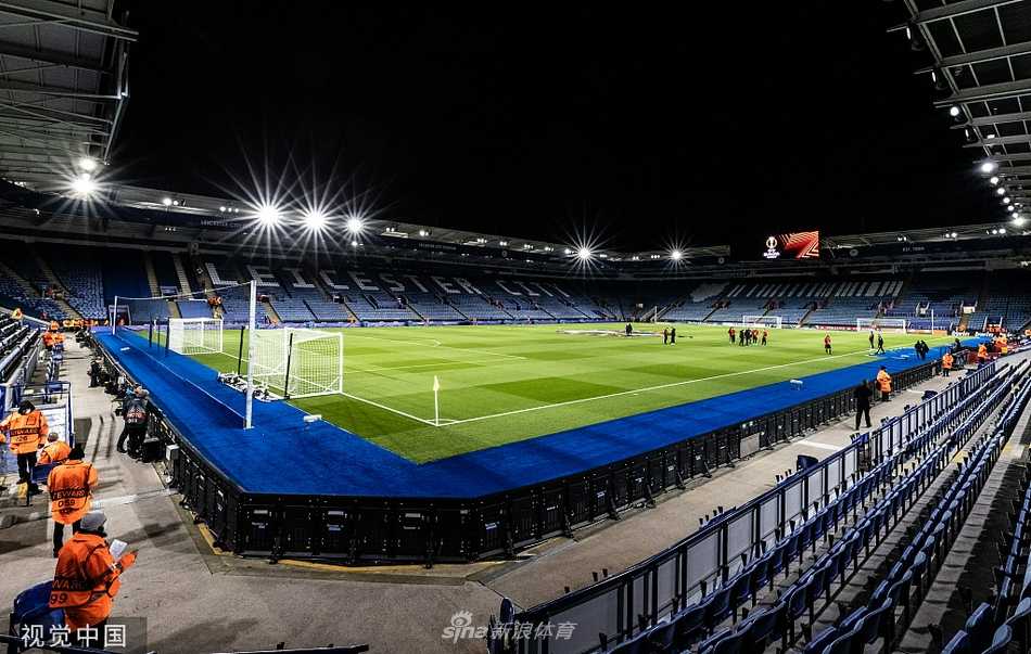 在球队落后的危急时刻，莱斯特城的后卫阿马泰挺身而出，他在后点力压防守球员，将队友蹭过来的皮球狠狠地砸进网窝，这个进球让整个王权球场瞬间沸腾。