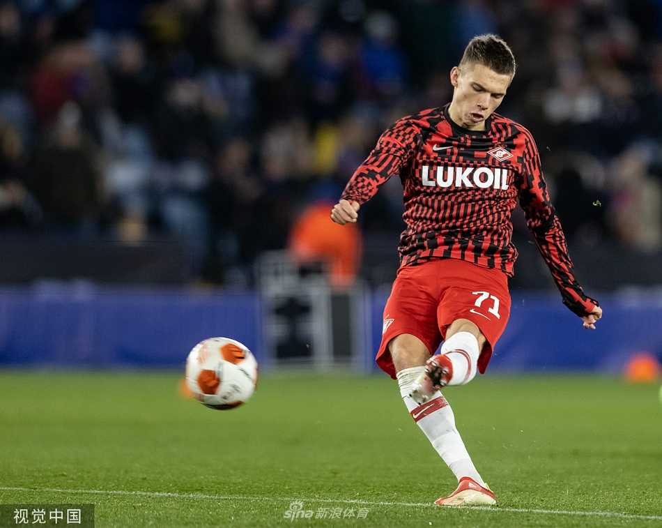 镜头捕捉到了莱斯特城替补席上凝重的一幕，主教练布伦丹·罗杰斯眉头紧锁，眼神中透露出对场上局势的焦急与对最终比分的不甘，身后的教练组成员也面色严峻。