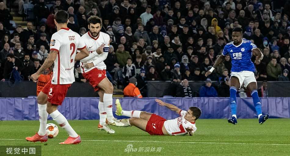 刚刚替补登场的瓦尔迪成为了全场焦点，他深吸一口气，目光如炬地注视着球门，随后助跑、摆腿、射门，整个王权球场都屏住了呼吸，期待着他的点球一击制胜。