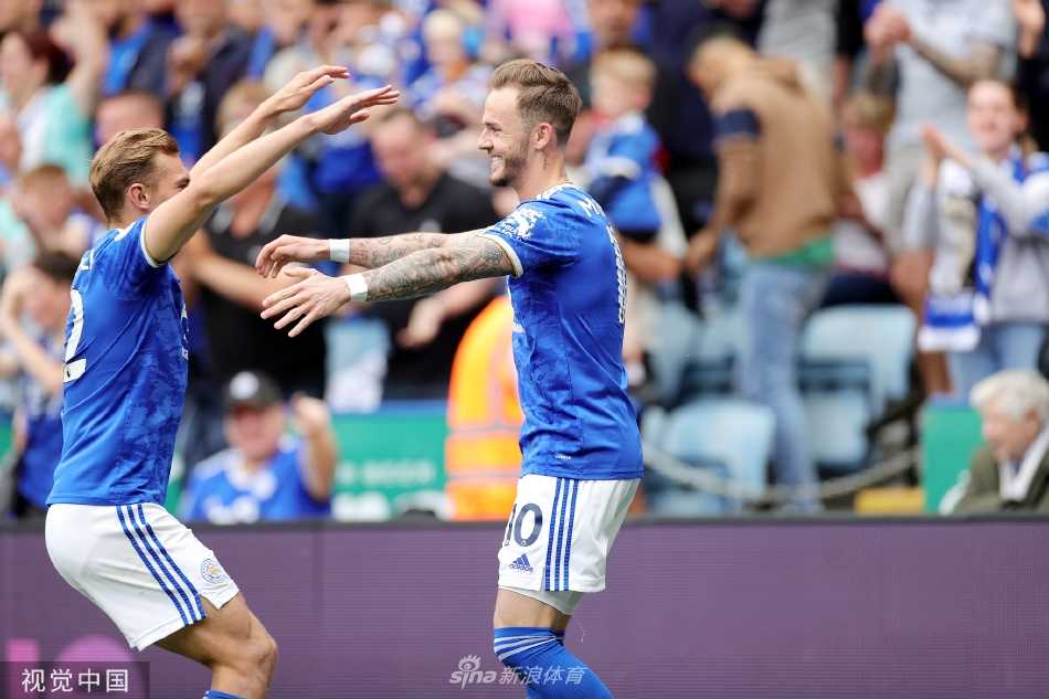 麦迪逊补射破门后张开双臂狂奔庆祝，身后是懊恼倒地的南安普顿门将和后卫，背景中看台球迷陷入沸腾