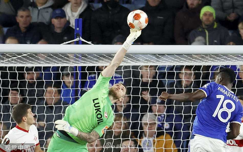 终场哨响，瓦尔迪神情落寞地低垂着头，身后的看台上是莱斯特城死忠球迷区，巨大的横幅标语仿佛在无声地安慰着这位未能成为英雄的球队传奇，画面充满遗憾。