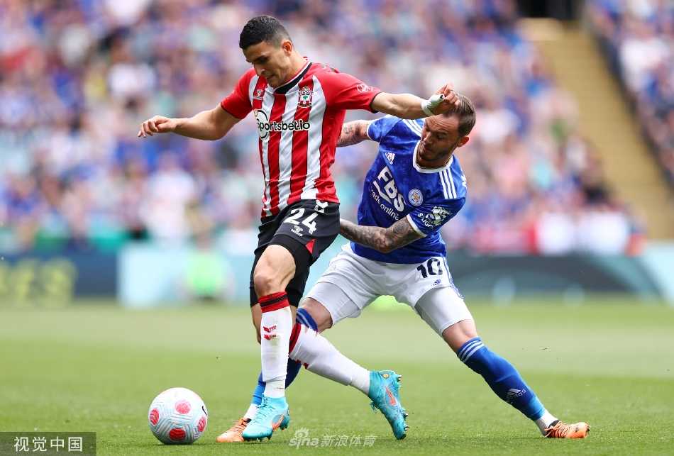 佩雷斯打入第三球后滑跪庆祝，激动地与赶来拥抱的队友麦迪逊撞胸相庆，身后是垂头丧气的圣徒球员