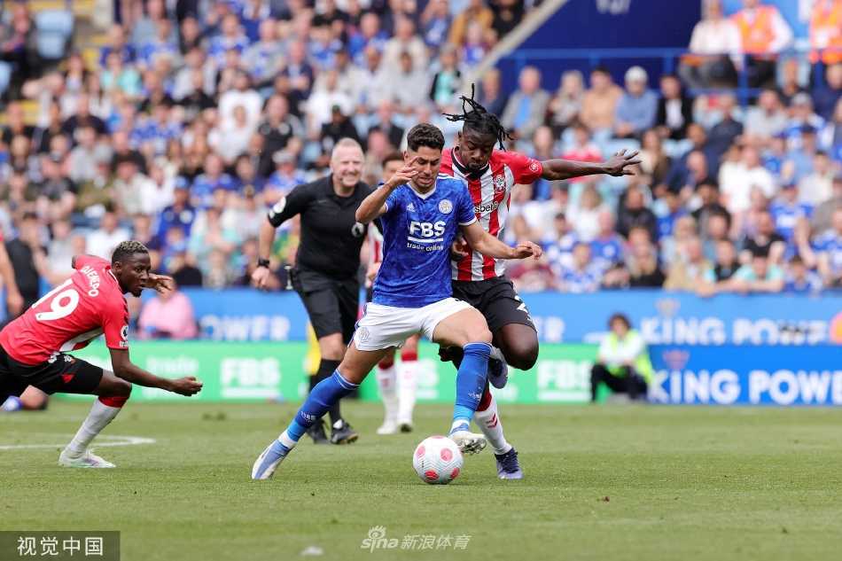 夜幕下的王权球场灯光璀璨，双方球员相互致意，看台上仍有大批球迷驻足，为这个特别的赛季之夜定格