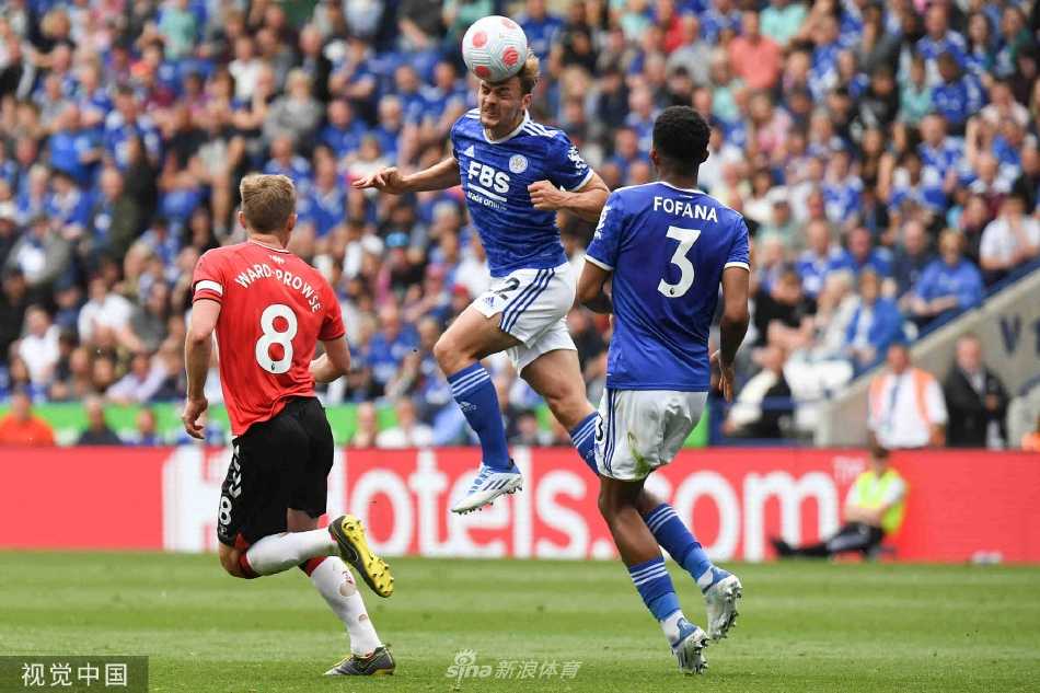 比赛结束后，莱斯特城全队手拉手走向看台，向始终不离不弃的主场球迷致谢，场面温馨感人