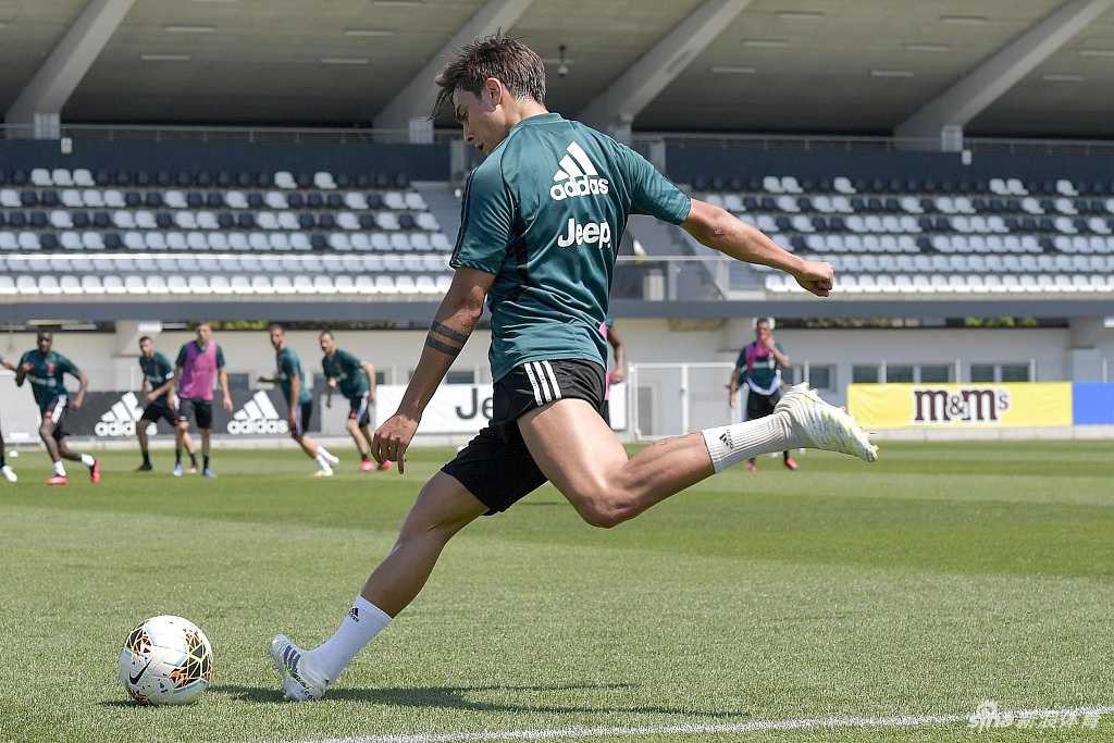 在都灵烈日的炙烤下，迪巴拉咧嘴露出孩童般纯真的笑容，眼神中闪烁着对比赛的热切渴望，病毒带来的阴霾已被他彻底抛诸脑后。