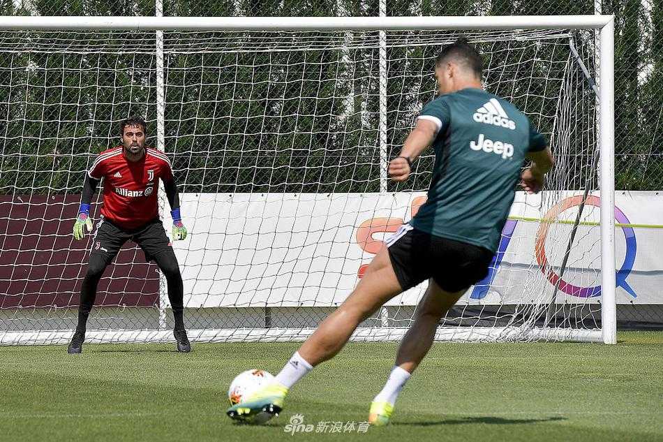 迪巴拉秀出细腻的脚法，足球仿佛被无形的线牵引，无论他如何变向，皮球都如影随形，展现出七千万先生柔滑的触感。