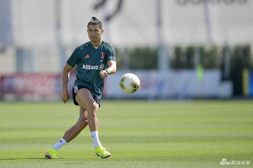 体能训练环节，C罗表情狰狞地完成一组高强度的负重练习，肌肉线条紧绷，汗水顺着脊背滑落，这具躯体里蕴藏着对抗地心引力的能量。