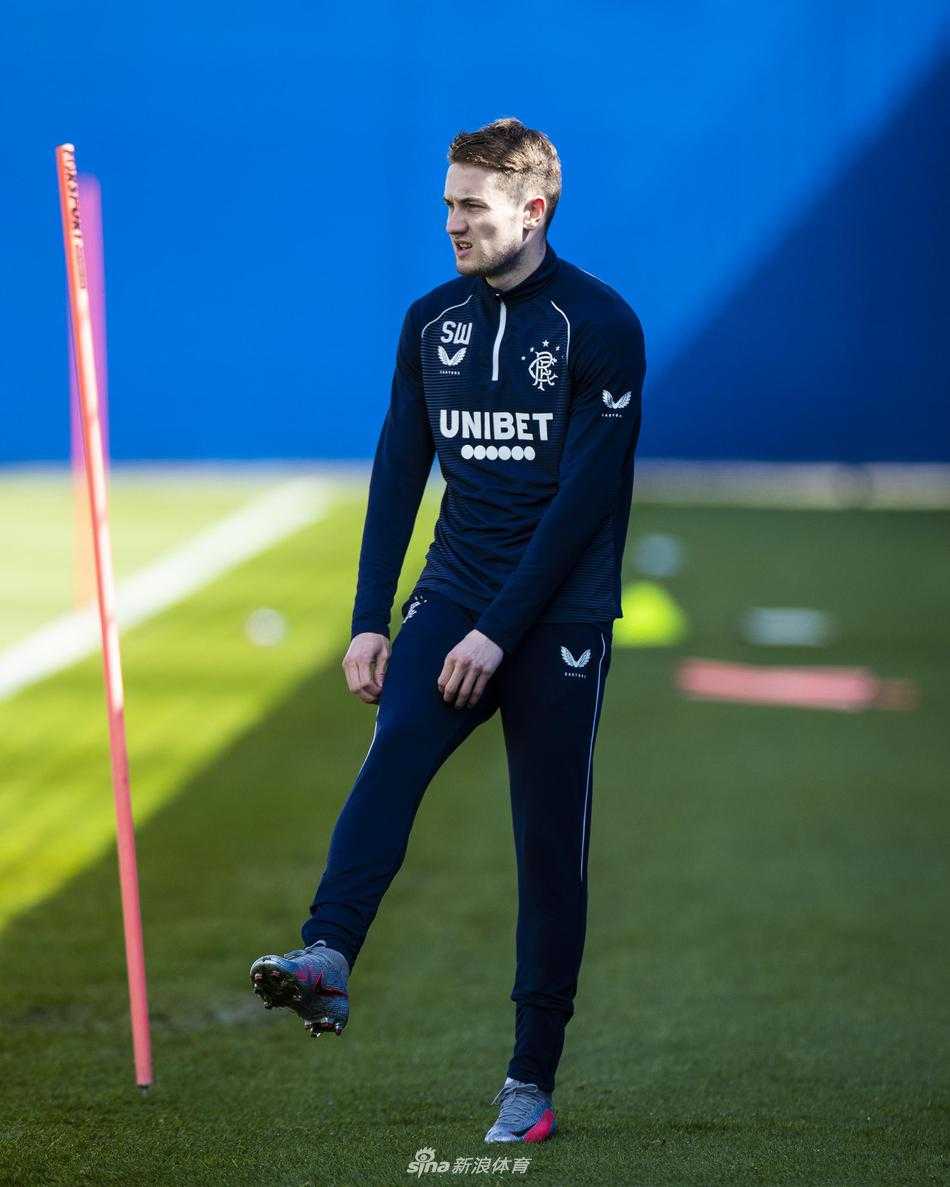 在力量房外，一名后卫正在进行拉伸训练，汗水浸湿了他的球衣，结实的肌肉线条在阳光下显得格外分明，这具充满力量感的身体在比赛中正是对手难以逾越的屏障。