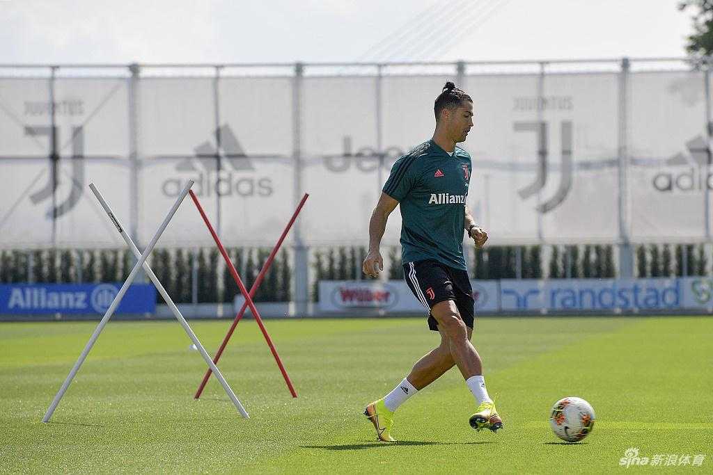 训练场边的细节也充满故事，一瓶赞助商提供的饮用水静静摆放，它见证了这里每一次力竭后的喘息，也陪伴着球队走过八连冠的辉煌。