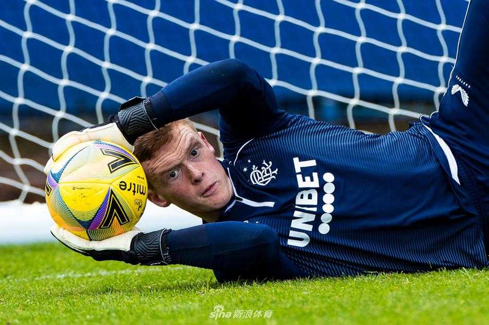 在格拉斯哥午后的阳光下，流浪者队球员们正进行着高强度的抢圈训练，足球在队友间飞速传递，欢声笑语与专注神情交织在一起，仿佛在向人们展示他们牢不可破的团队默契。