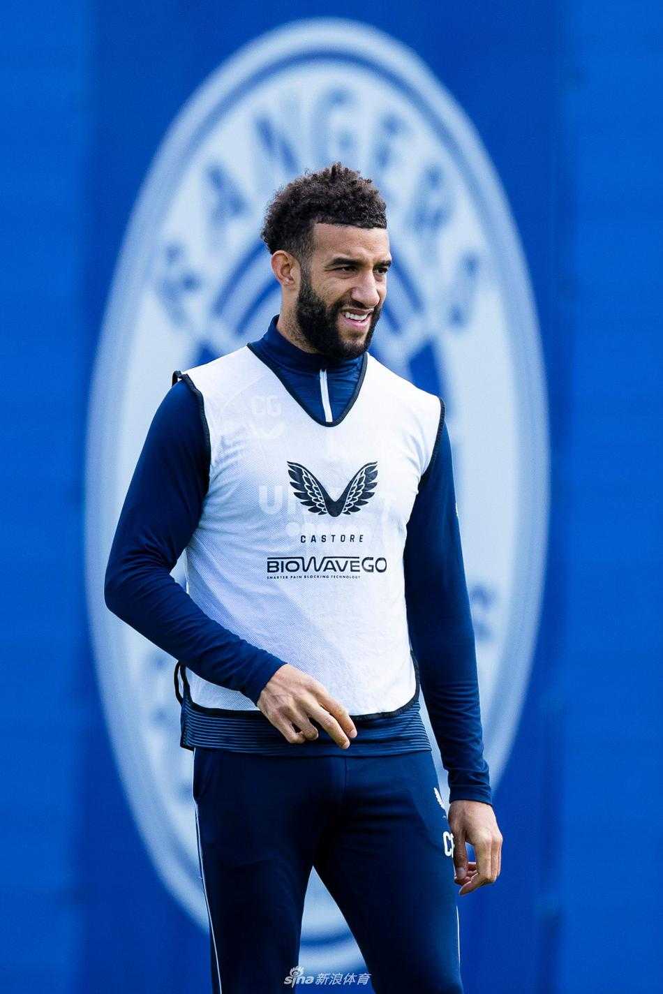 高清镜头下，一名球员的面部特写，汗水正沿着他的脸颊滑落，眼神中透露出对即将到来的比赛的渴望与坚毅，这张照片仿佛能让人听到训练场上那一声声急促的呼吸。