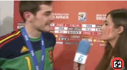 球员带球突破，防守方滑稽倒地，眼神中充满对足球的质疑与绝望