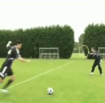 球员庆祝时发生意外碰撞，动作滑稽犹如喜剧电影镜头