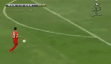 一名球员倒地后夸张翻滚，队友围拢表情错愕，场上乱作一团