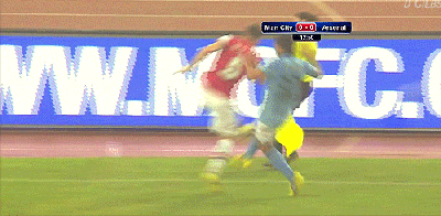 守门员做出惊人扑救后兴奋挥拳，下一秒却滑倒在地，喜感十足