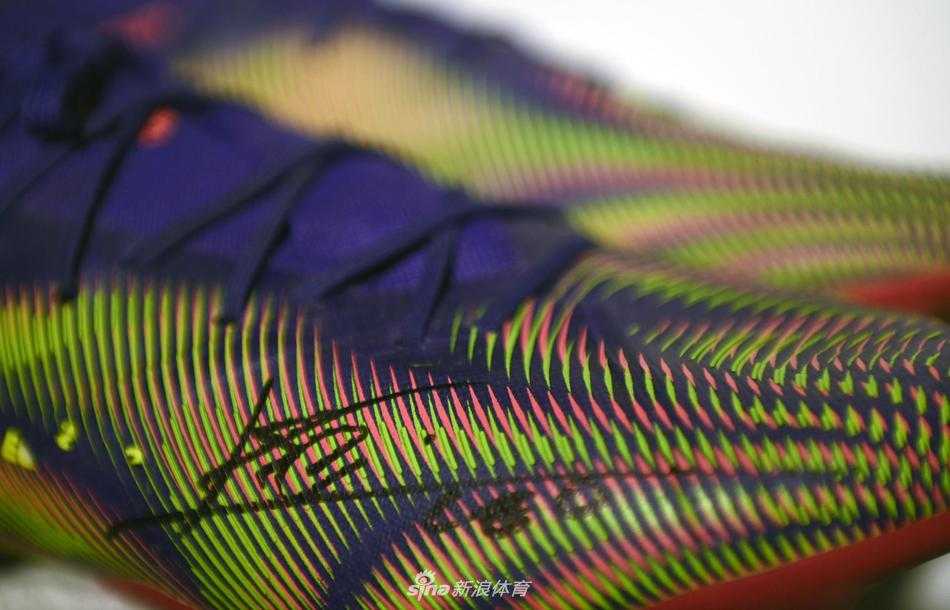 定格历史的瞬间，梅西在打入创纪录的644球后，双臂伸向天空，熟悉的庆祝动作在诺坎普的灯光下映出永恒的剪影，那一刻整个世界足坛都为他起立鼓掌。