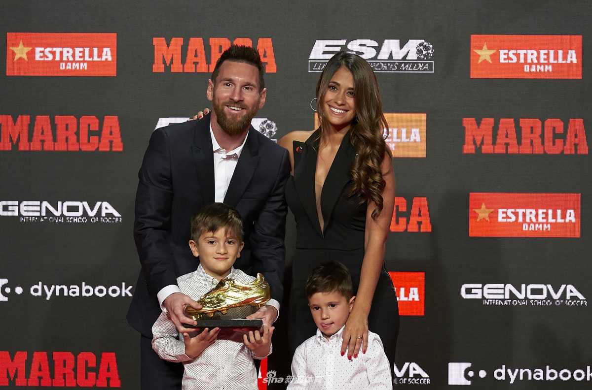 球王加冕!梅西第六次举起欧洲金靴,传奇之路再添华章 梅西面带微笑,双手轻轻托起第六座欧洲金靴奖杯,金色的鞋身在灯光下熠熠生辉,仿佛在诉说着又一个属于他的梦幻赛季。