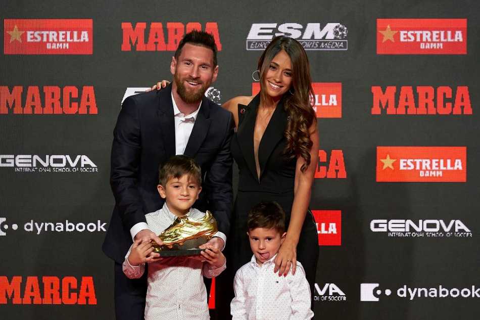 球王加冕!梅西第六次举起欧洲金靴,传奇之路再添华章 赛场上的梅西目光如炬,正全神贯注地带球突破,他身边的防守球员显得徒劳无功,仿佛只能眼睁睁地看着这道红蓝闪电从眼前划过,留下一道难以捕捉的残影。