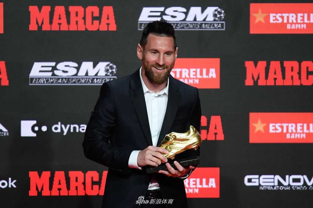 球王加冕!梅西第六次举起欧洲金靴,传奇之路再添华章 颁奖台下,梅西微笑着与自己的家人——妻子安东内拉和孩子们在一起,温馨的画面与台上的荣耀相映成辉,家人的陪伴是他不断前行的温暖动力。