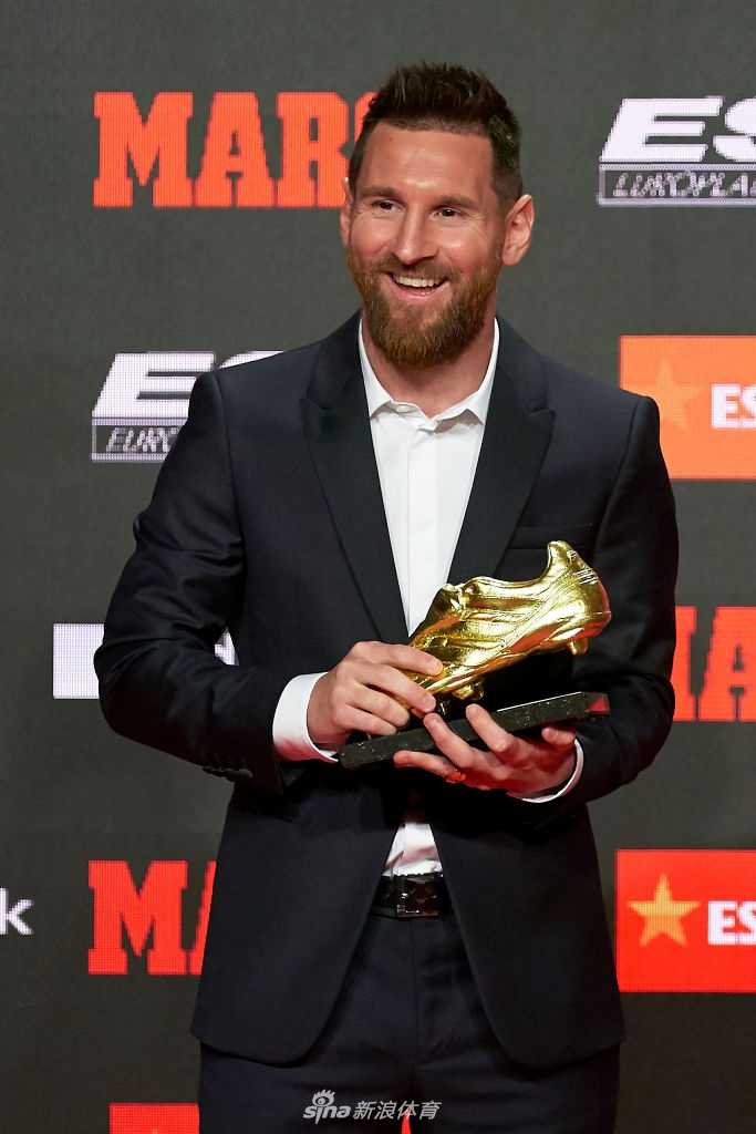 球王加冕!梅西第六次举起欧洲金靴,传奇之路再添华章 梅西手捧金靴,目光低垂,深情地注视着这座沉甸甸的奖杯,仿佛在与一位老友进行无声的对话,回顾着过去一个赛季里那些用汗水与激情浇灌的进球瞬间。