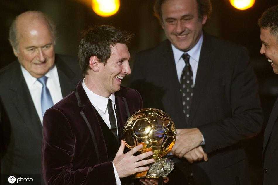 梅西捧着奖杯走向后台，脸上的笑容里混合着羞涩、自豪与对足球的无限热爱，眼神清澈而坚定。