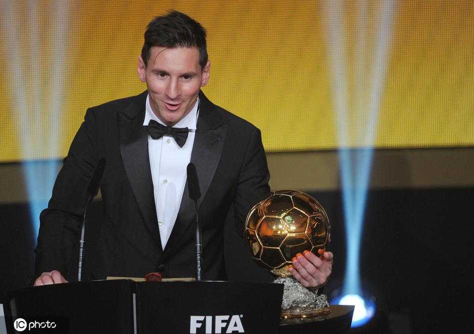 梅西在颁奖台上与妻子安东内拉深情拥吻，三个孩子站在一旁，共同见证家庭与事业的双重圆满。