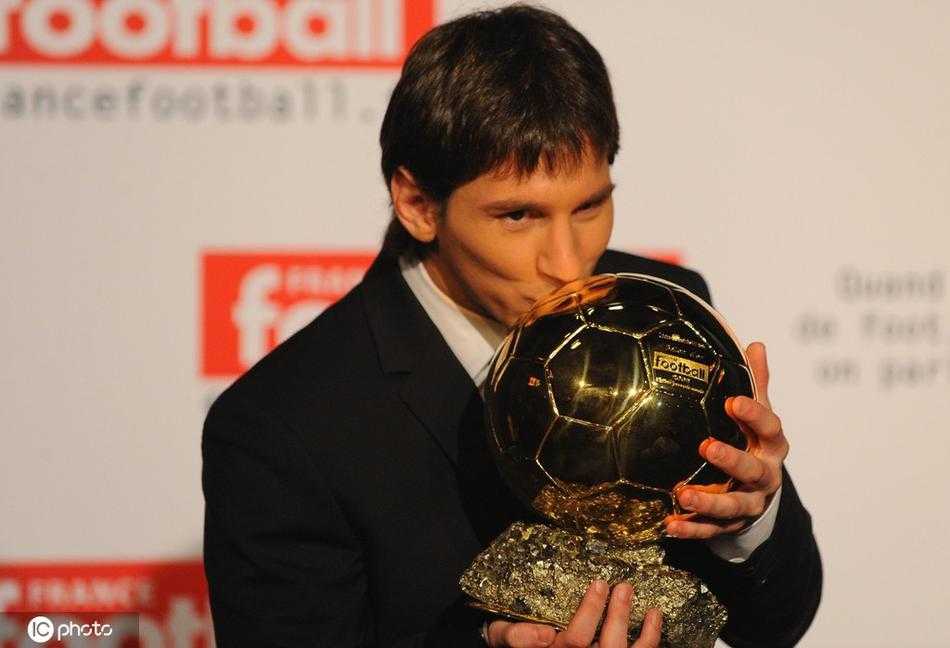 颁奖台上，六座金球奖杯一字排开，在深色背景下闪耀着夺目的光芒，象征着史无前例的辉煌成就。