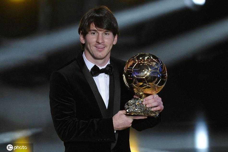 梅西在掌声中高高举起金球奖杯，面带标志性的腼腆笑容，仿佛举起的是整个世界。
