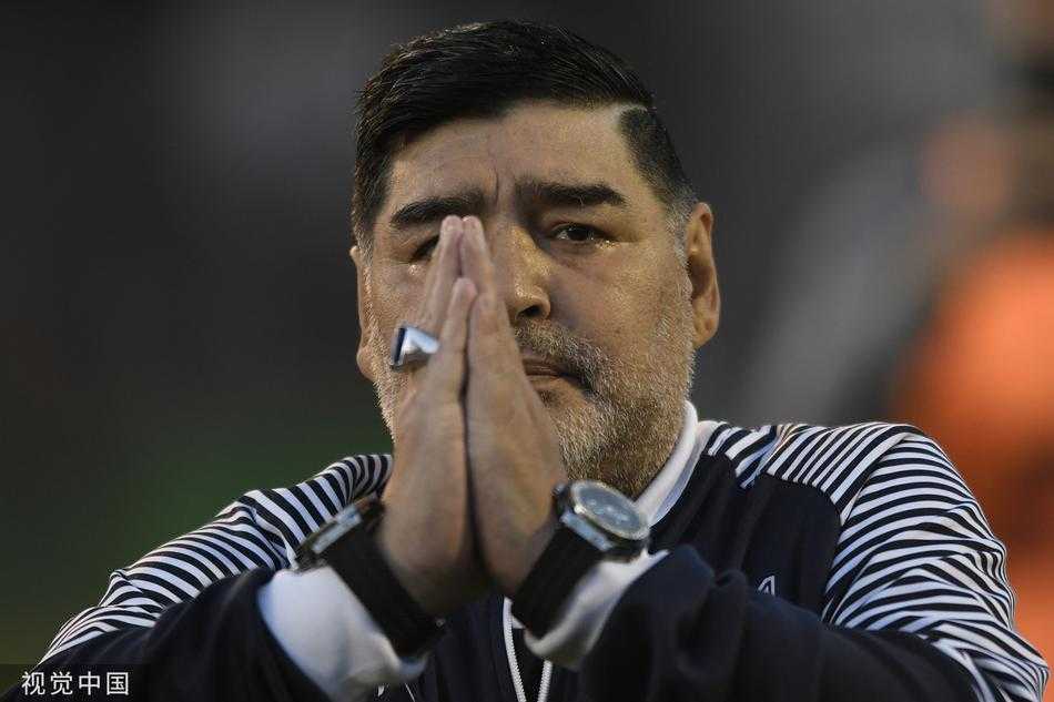 马拉多纳目光如炬，在场边紧盯着场上局势，双手拢在嘴边，仿佛要将自己的必胜信念透过呐喊传递给每一位场上的弟子。