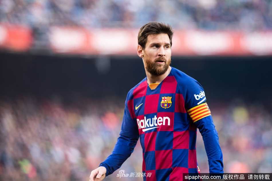 身披蓝白间条衫的梅西目光坚毅，他不仅是绿茵场上的领袖，更是在国家危难时挺身而出、用实际行动诠释担当的阿根廷之子。