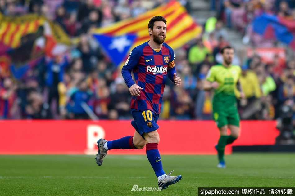 在洁白的医院走廊里，一箱箱贴着梅西基金会标志的援助物资整齐码放，它们装载的不仅是设备，更是球王对家乡父老的无声牵挂。