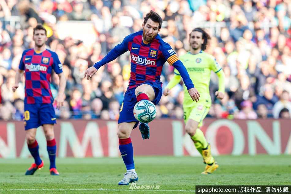 呼吸机与输液泵整齐排列，它们是梅西从远方送来的生命守护者，静待着为阿根廷的抗疫前线注入强劲动力。