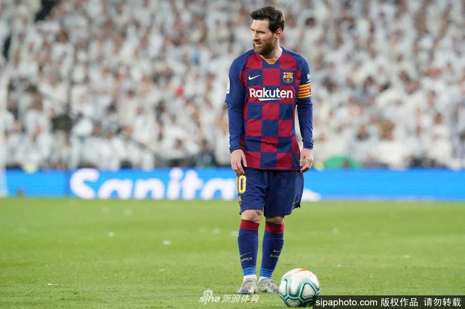 训练场上挥汗如雨的梅西，心系万里之外的故乡。他的每一次触球，都仿佛在为祖国抗疫的勇士们传递力量与希望。