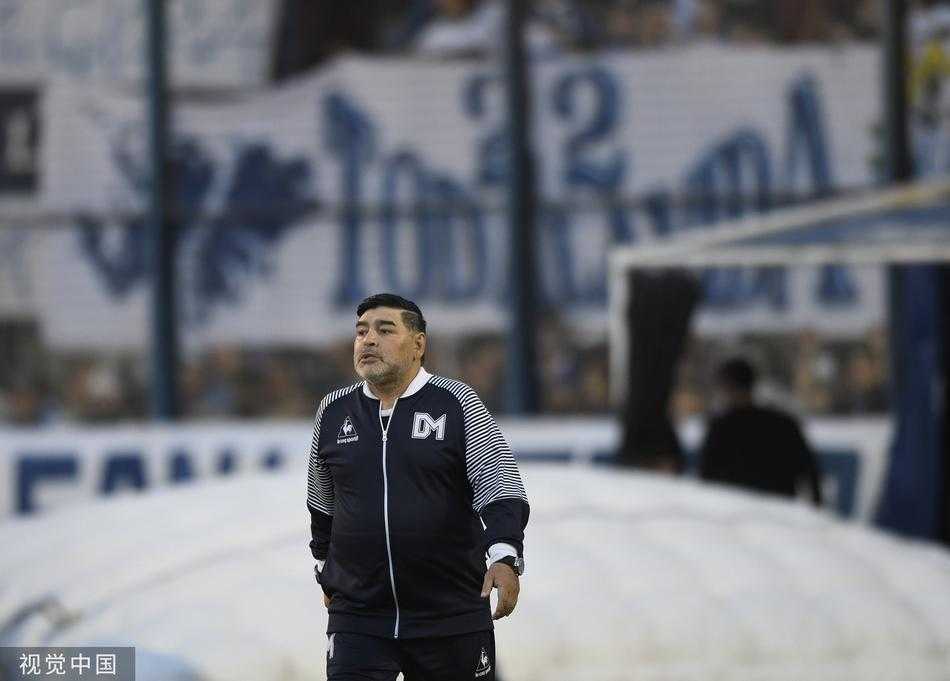 比赛结束后，老马露出温暖的笑容，右手轻轻竖起大拇指，既是对看台上狂热球迷的回应，也是对自己球队拼搏精神的由衷赞赏。